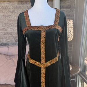 Halloween costume: Renaissance Green and Gold Women's velvet gown